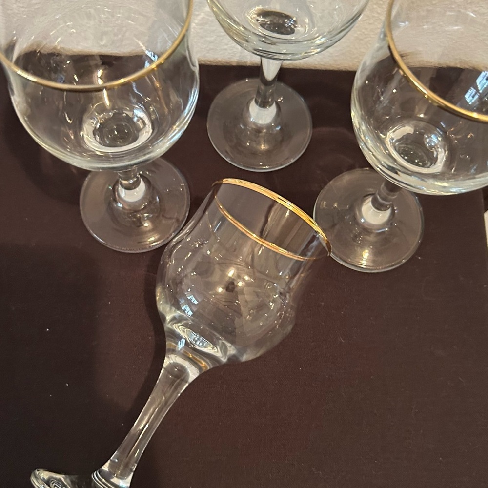 Set of 4 gorgeous gold rim wine glasses.